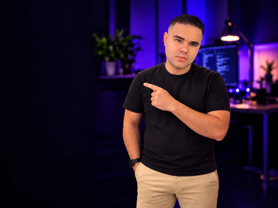 Leo Marques em pé, apontando para o lado.